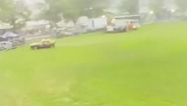 瑞和网  外媒: 澳大利亚新南威尔士州一辆赛车失控撞入观众看台, 致13人受伤