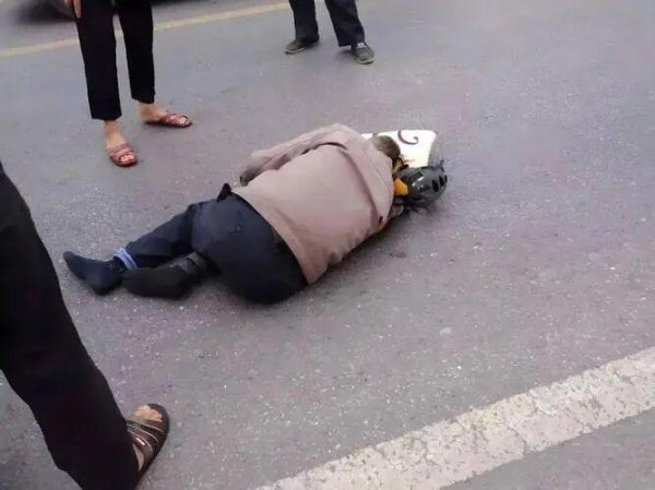 通弘网 长沙老人摔倒，33分钟内49人路过，却无人搀扶！老人去世后，家属调监控向路人每人索赔14万！法院判了